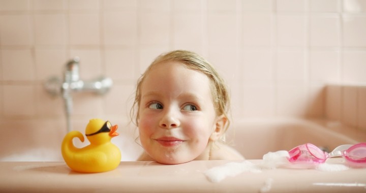 Így tisztíthatod meg a penészes fürdőjátékokat (Fotó: Getty Images)