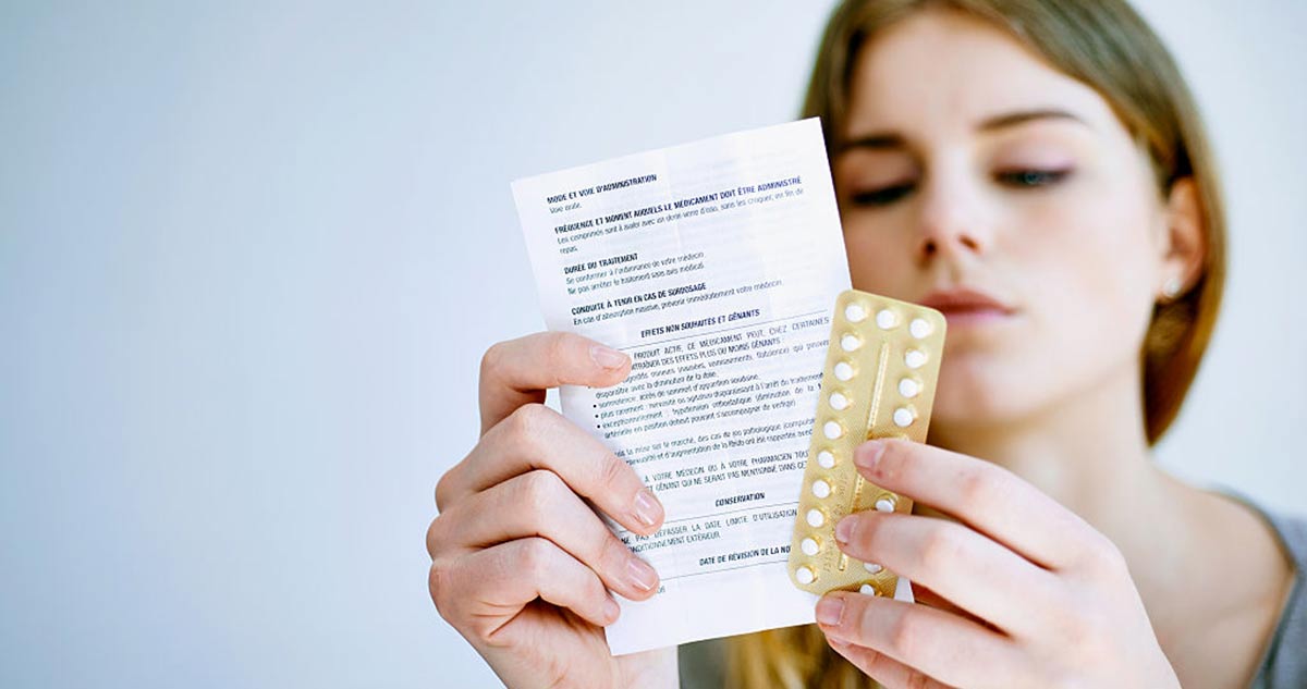 Fiatal nő fogamzásgátló tabletta használati útmutatóját olvassa