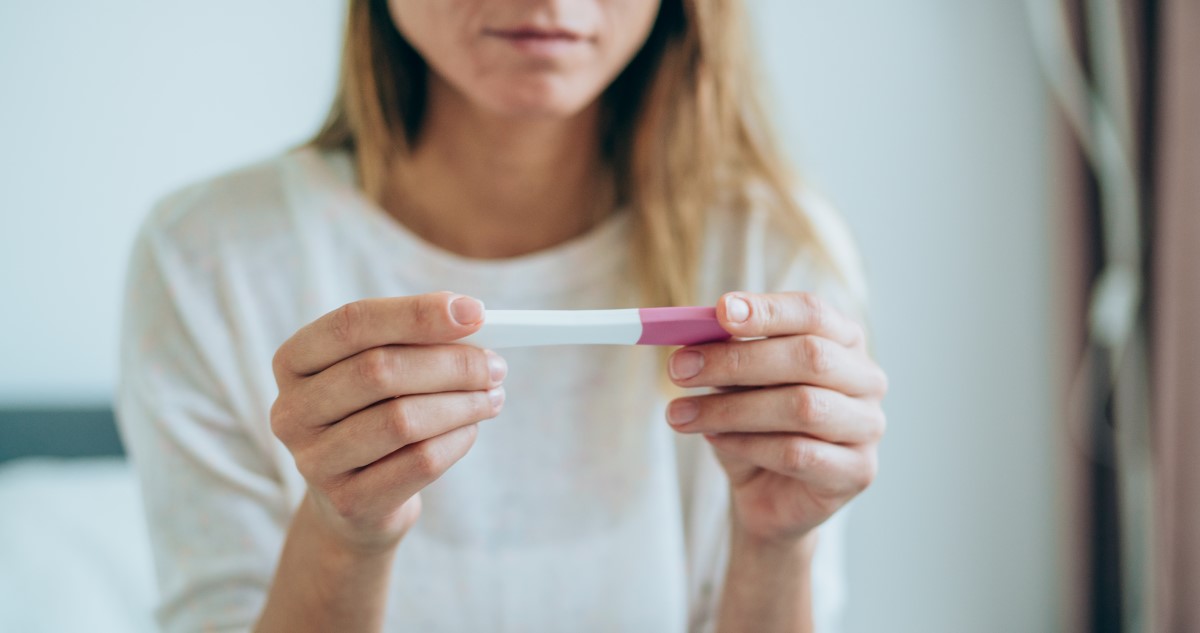 nő terhességi tesztet néz