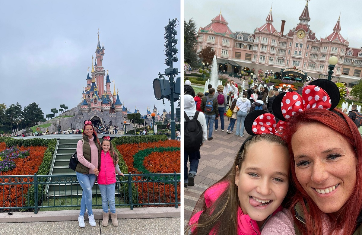 Kislány Disneylandben az anyukájával