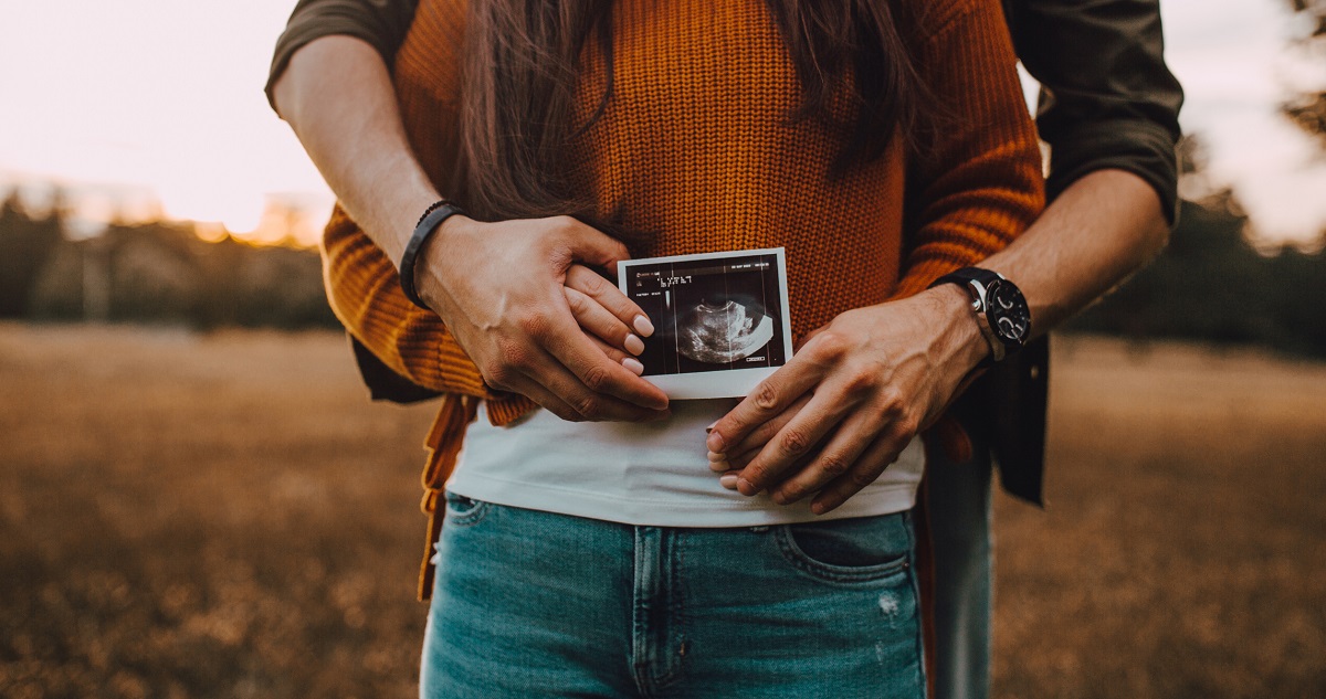 Egy új ultrahangvizsgálat során az anyukák kezükbe is vehetik a születendő babájukat