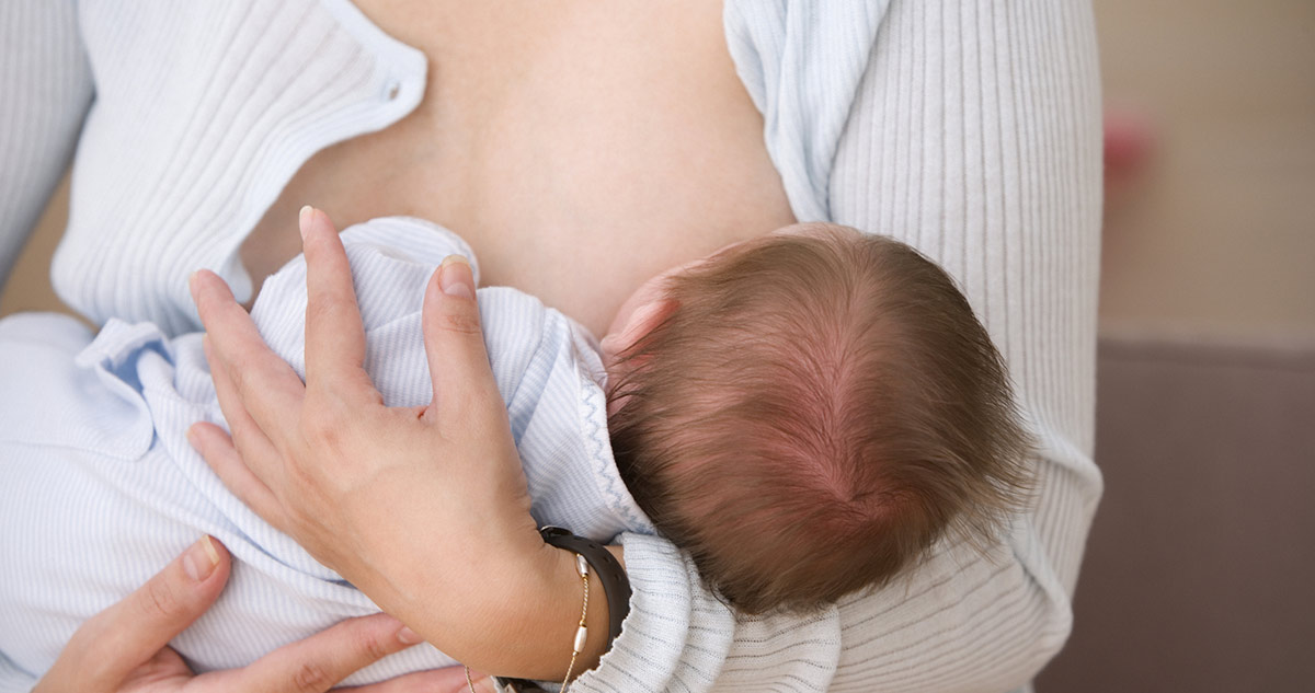 Anya karjaiban tartja és szoptatja a babát
