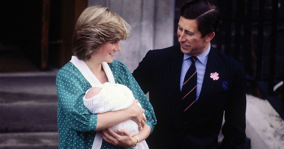 Diana hercegnő a karjában tartja Vilmost és rámosolyog Károlyra