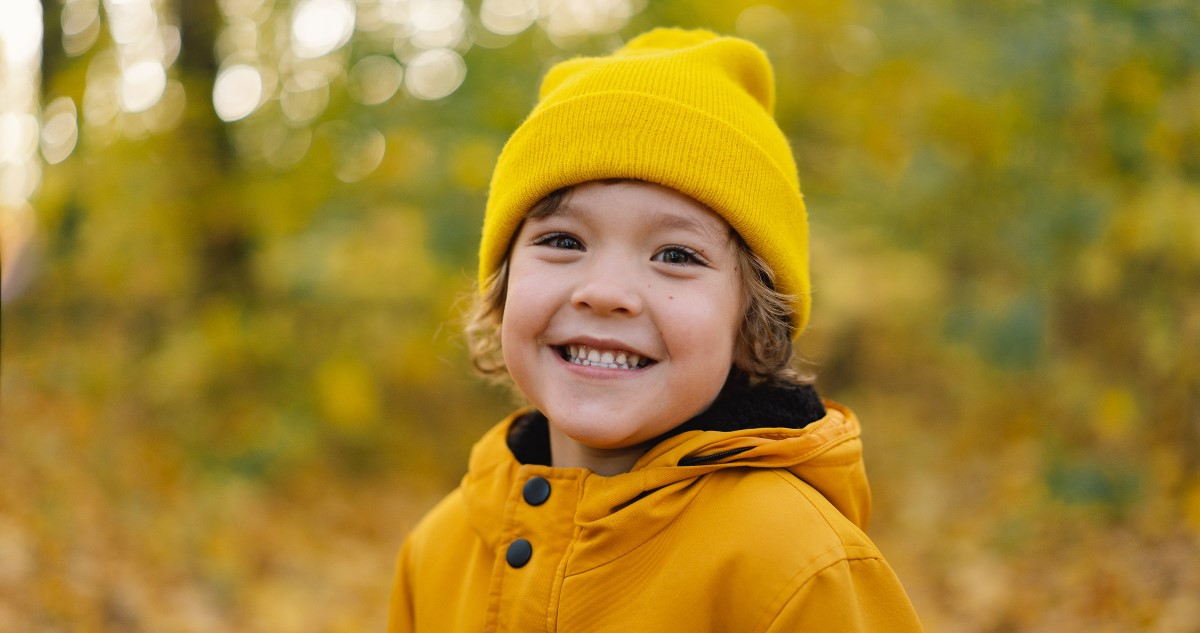 kisfiú sárga kabátban