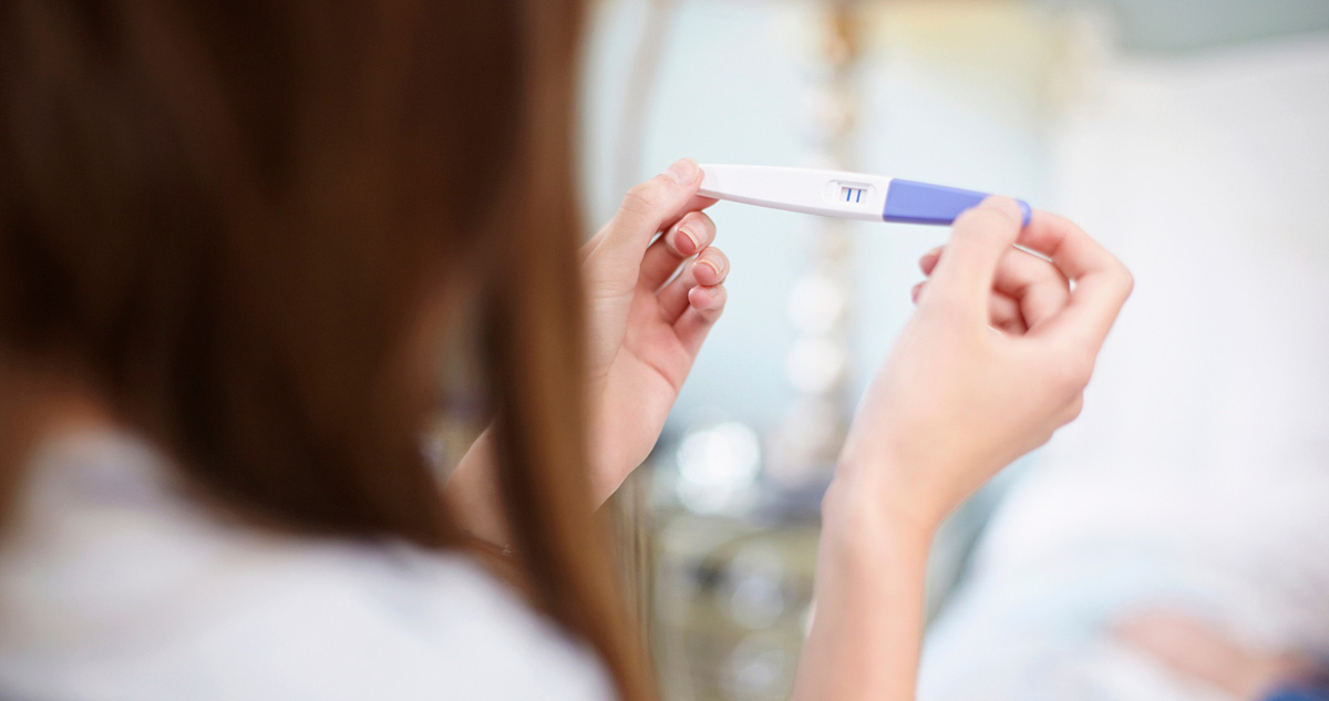 Nő terhességi tesztet néz