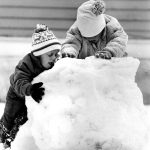 az 1987es havazasban ket boldog gyerek hoembert epit