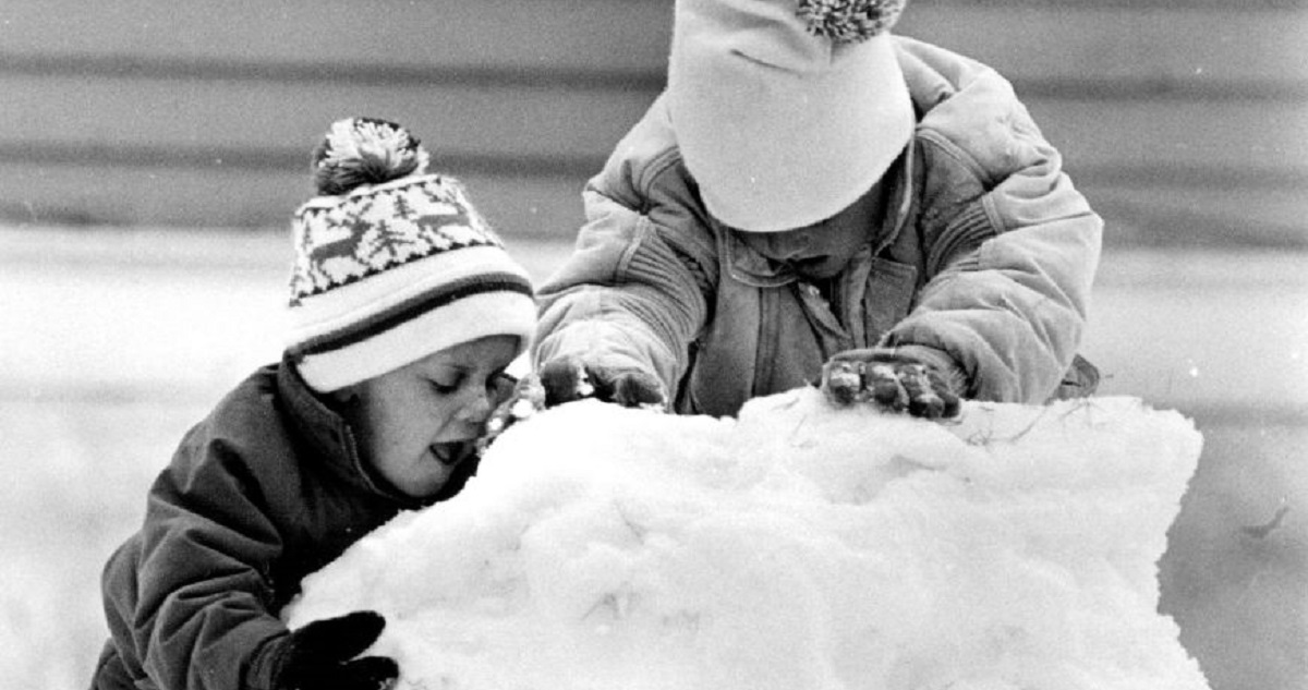 az 1987es havazasban ket boldog gyerek hoembert epit