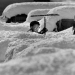 Egy ferfi havat lapatol az 1987es nagy hoeses utan