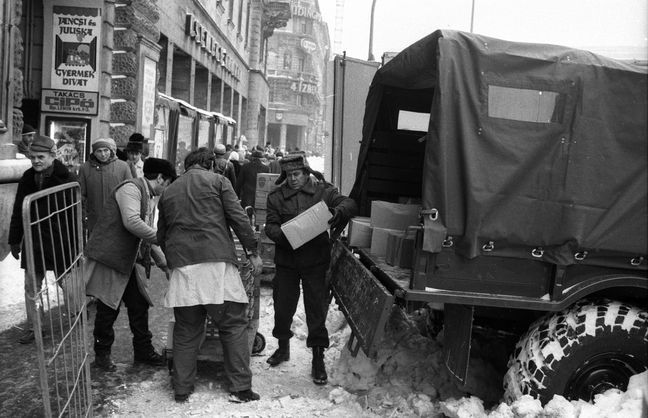Arut pakolnak az 1987es havazasban elerhetetlenne valt elelmiszerboltokban