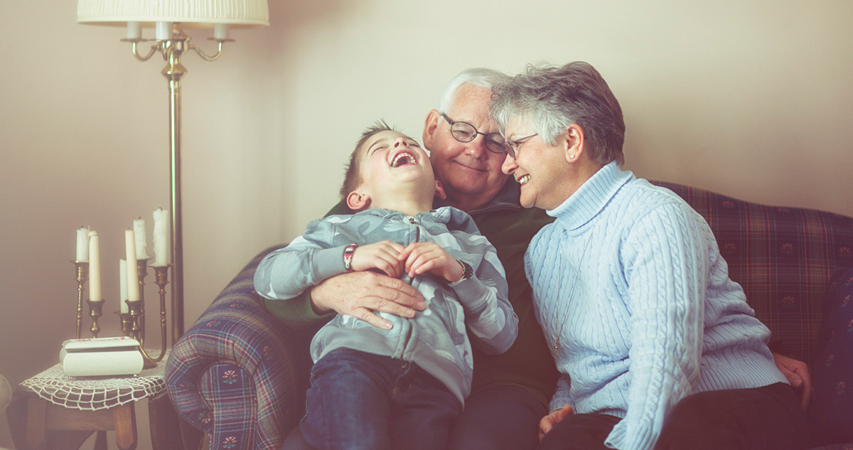 Nagyszülők nevető, boldog unokával