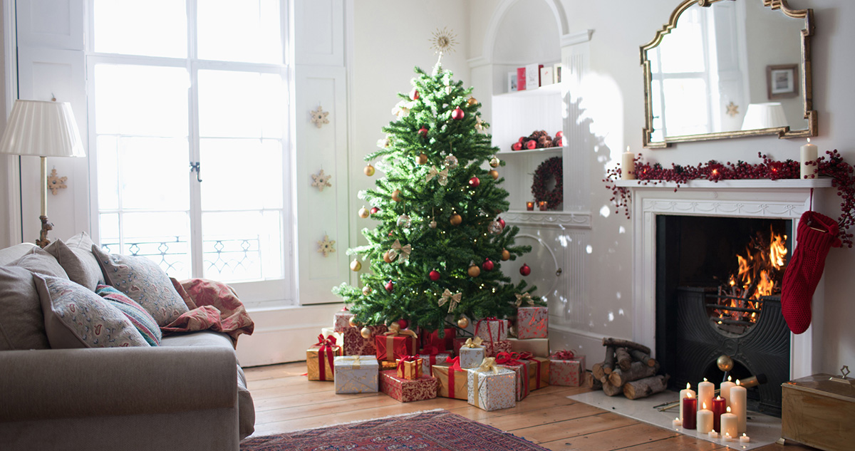 Karácsonyfa áll a nappaliban