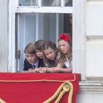 György herceg LAjos herceg Sarolta hercegnő és Mia Tindall az ablakban