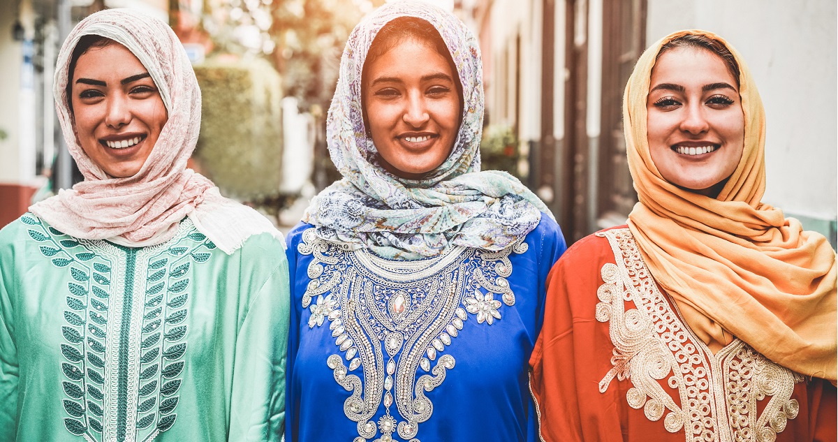 Három pakisztáni nő színes ruhában