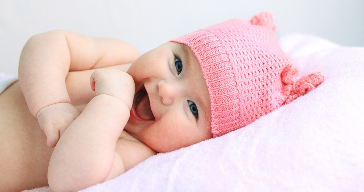 Újszülött kislány rózsaszín sapkában
