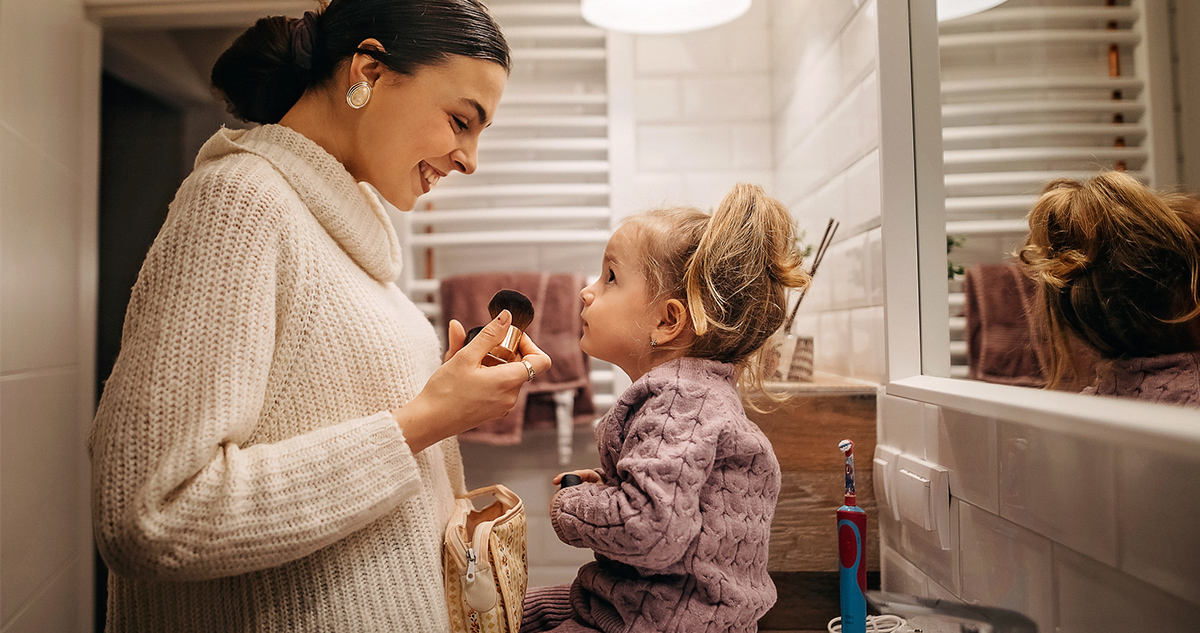anya kislányával sminkel fürdőszobában