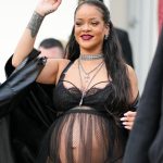 Rihanna fekete ruhában