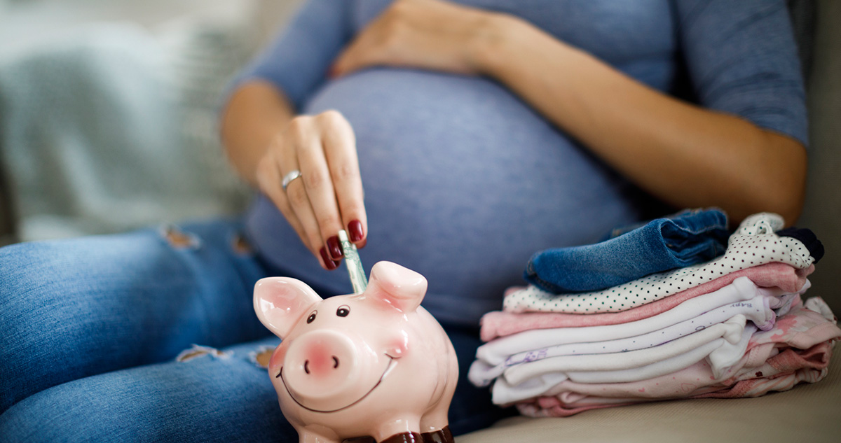 Terhes nő pénzt tesz malacperselybe