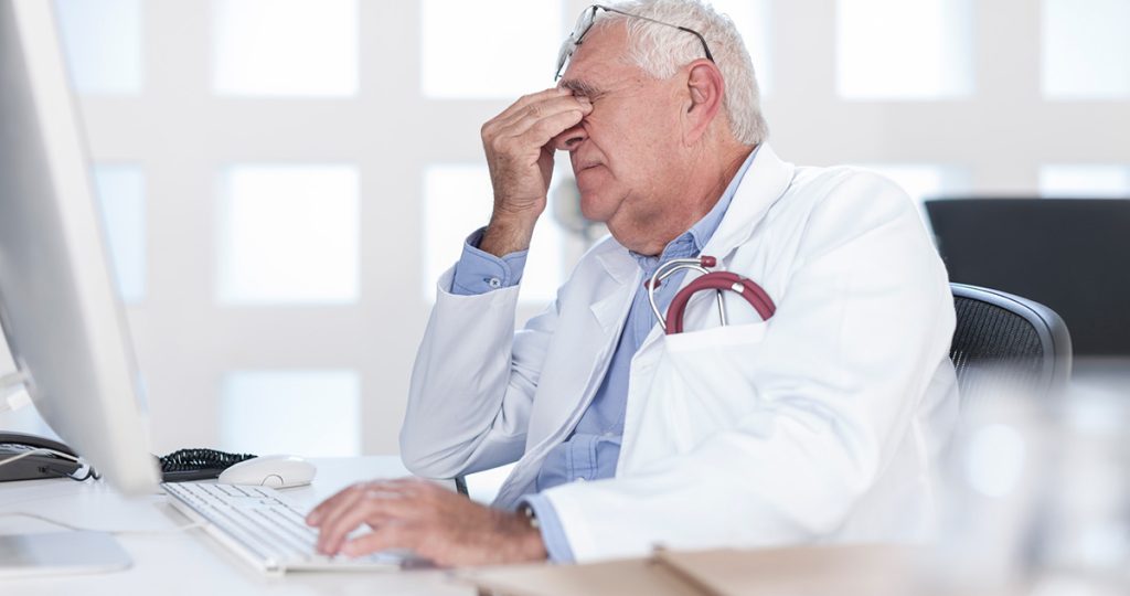 Idős, fáradt orvos