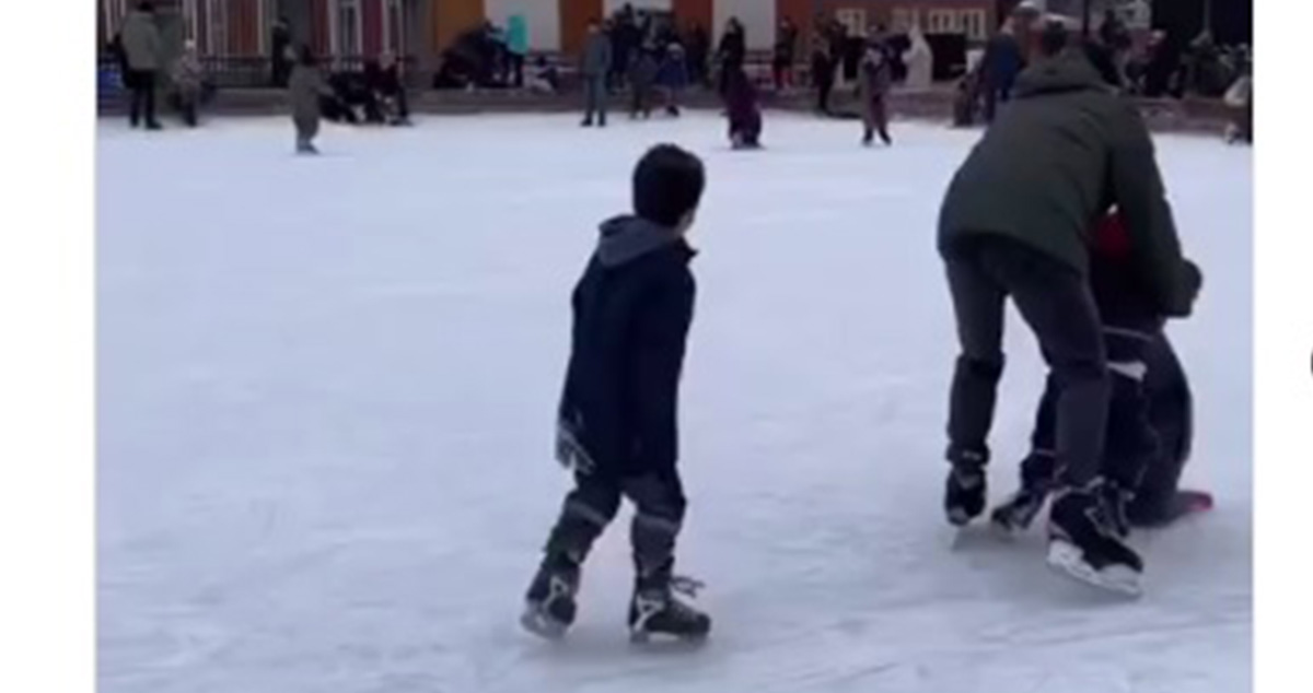 Játszótér Dániában korcsolyázik a család