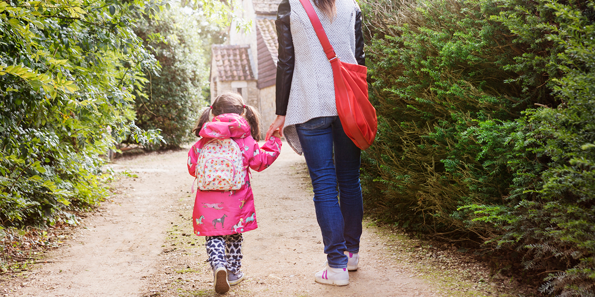 Anyuka és kislánya kézenfogva sétálnak oviba készülődés