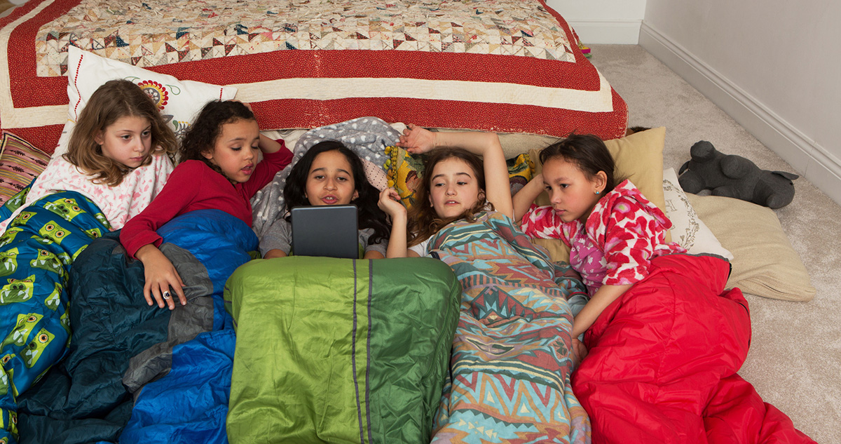 Lányok pizsamapartin hálózsákban fekszenek