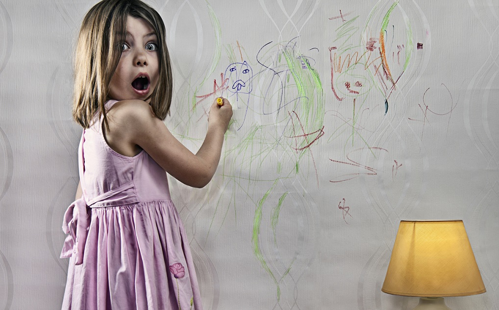 falra rajzoló kislány
