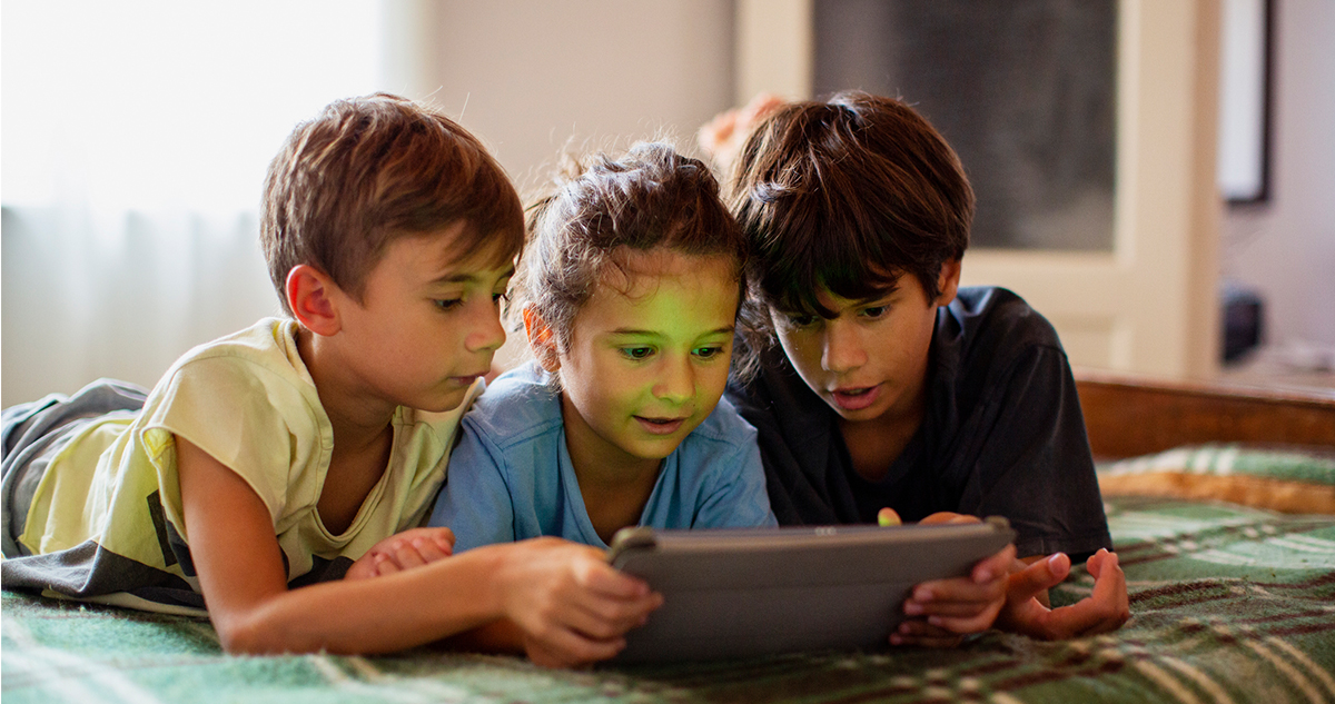 kisgyerekek interneteznek, tablettel, képernyőszabályok