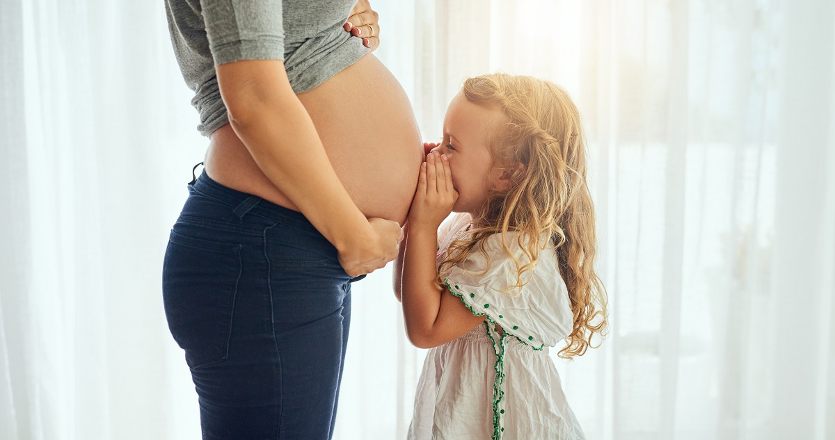 Terhes nő a kislányával