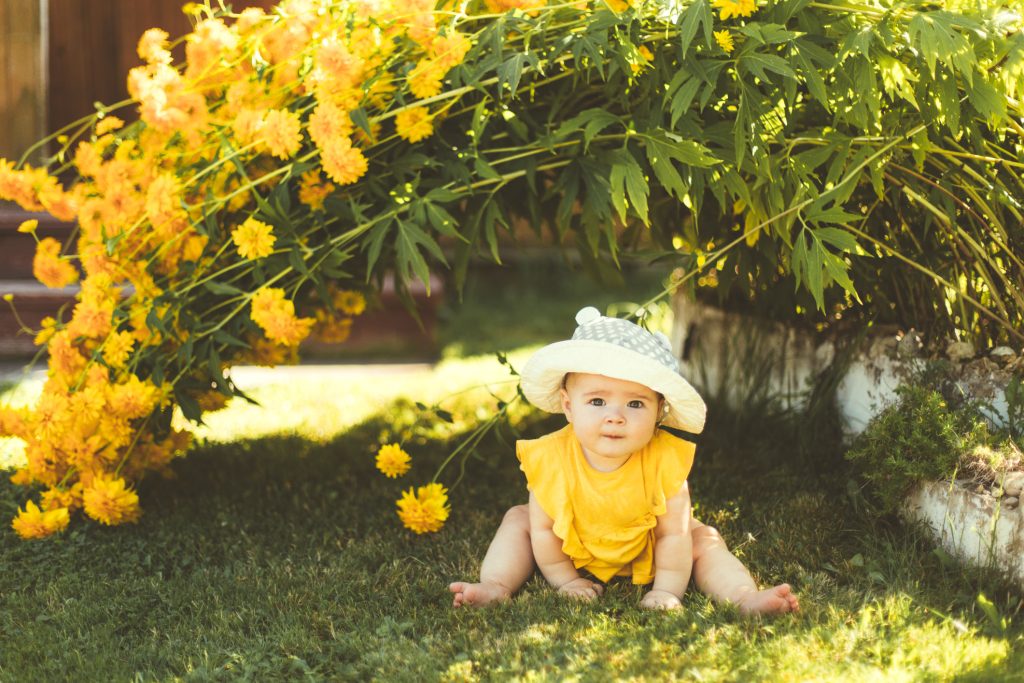 Kislány sárga virággal
