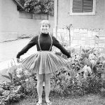 Balettszoknyás lány a kertben