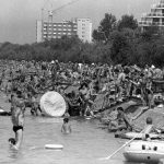 Strand a Balatonnál a 80 as években