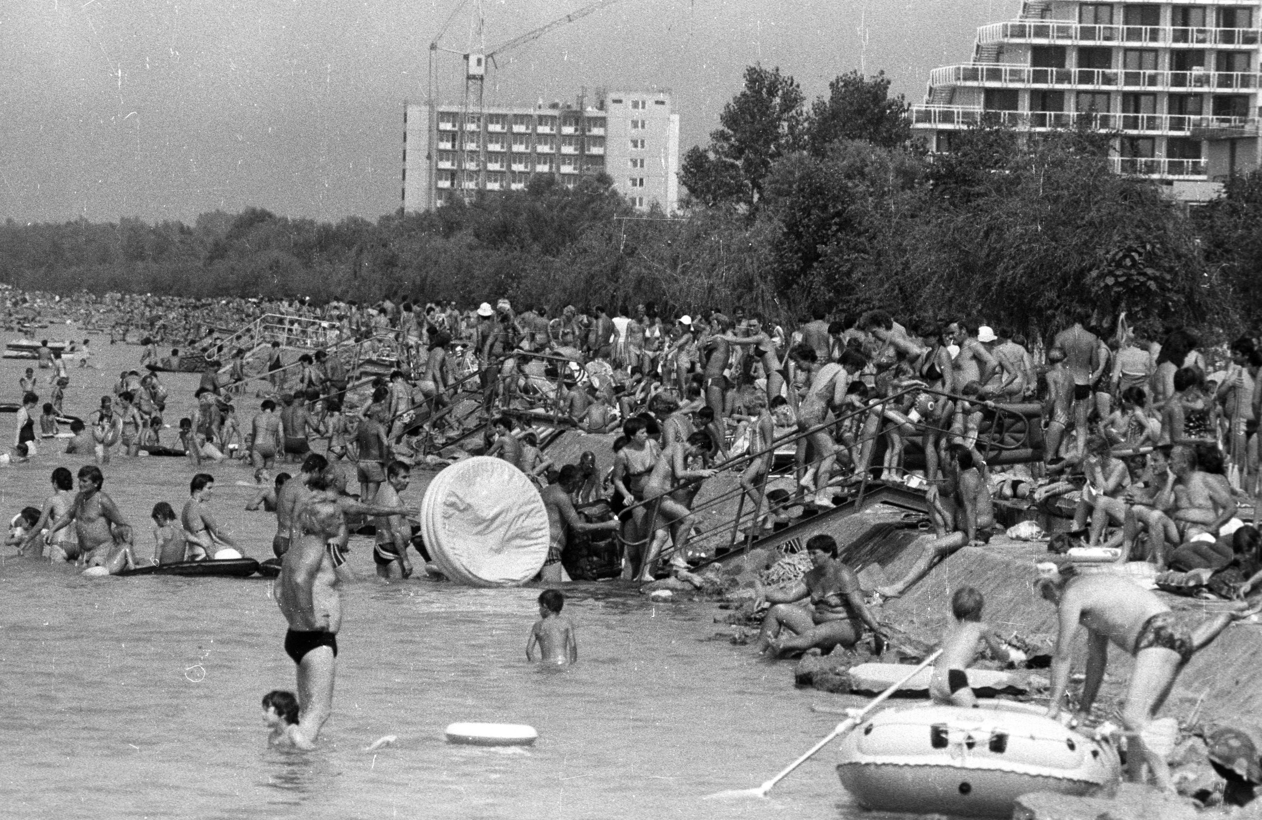 Strand a Balatonnál a 80 as években