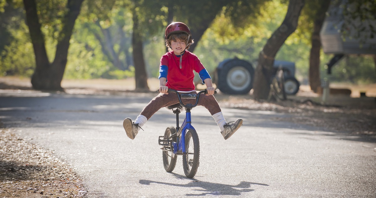 Biciklizni tanuló kisfiú