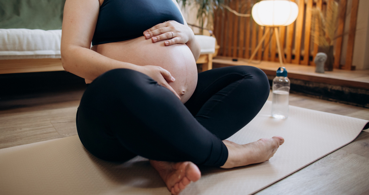 terhes nő ül