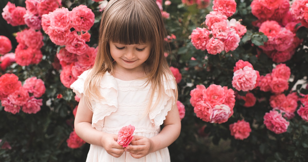 Kislány virágok között