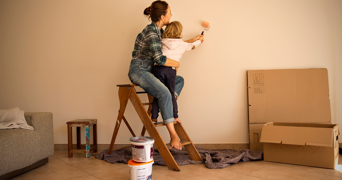 Anya lányával festi a falat