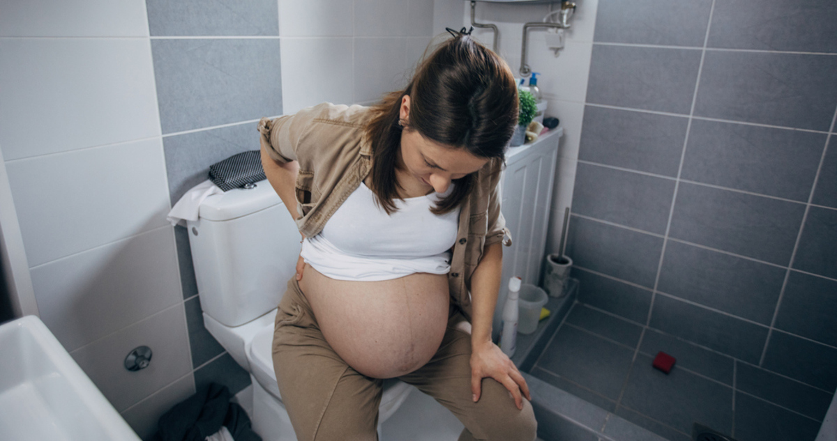 terhes nő a wc-n