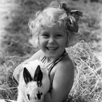 1941 Egy Ella Edwards nevű kislány a nusziját tartja