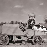 1930 Egy kisfiú fa gokartjával a kutyusát szállítja
