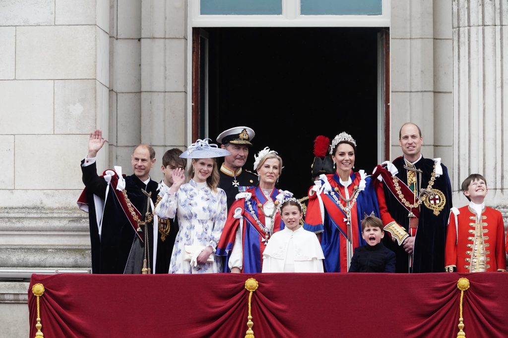 Brit királyi család az erkélyen