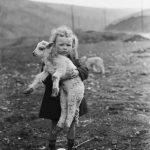 1936 Egy walesi kisfiú kedvenc kisbárányával