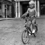 1932 Egy kisfiú a papagájával kerékpározik ami a bicikli kormányán csücsül