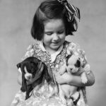 Kislány két kölyökkutyával az 1920 as években