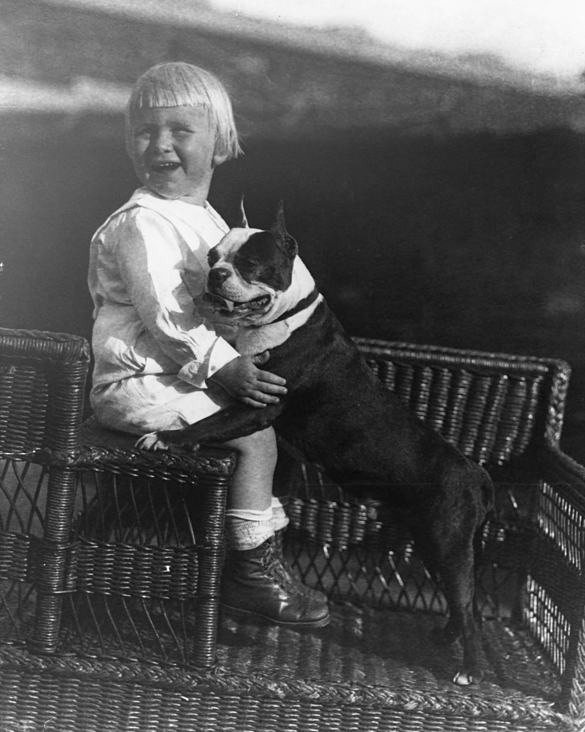 Az ifjú Gerald Ford kedvenc kutyusával pózol