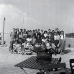 Kiránduló osztály egy balatoni hajóállomáson