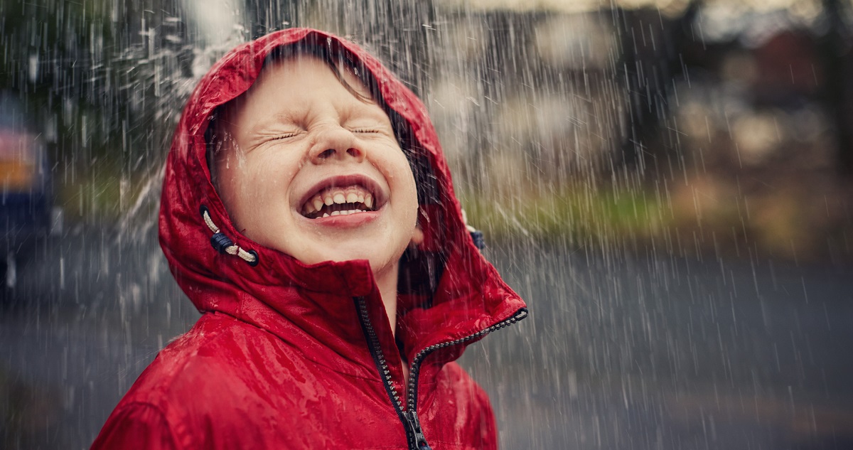kisfiú az esőben