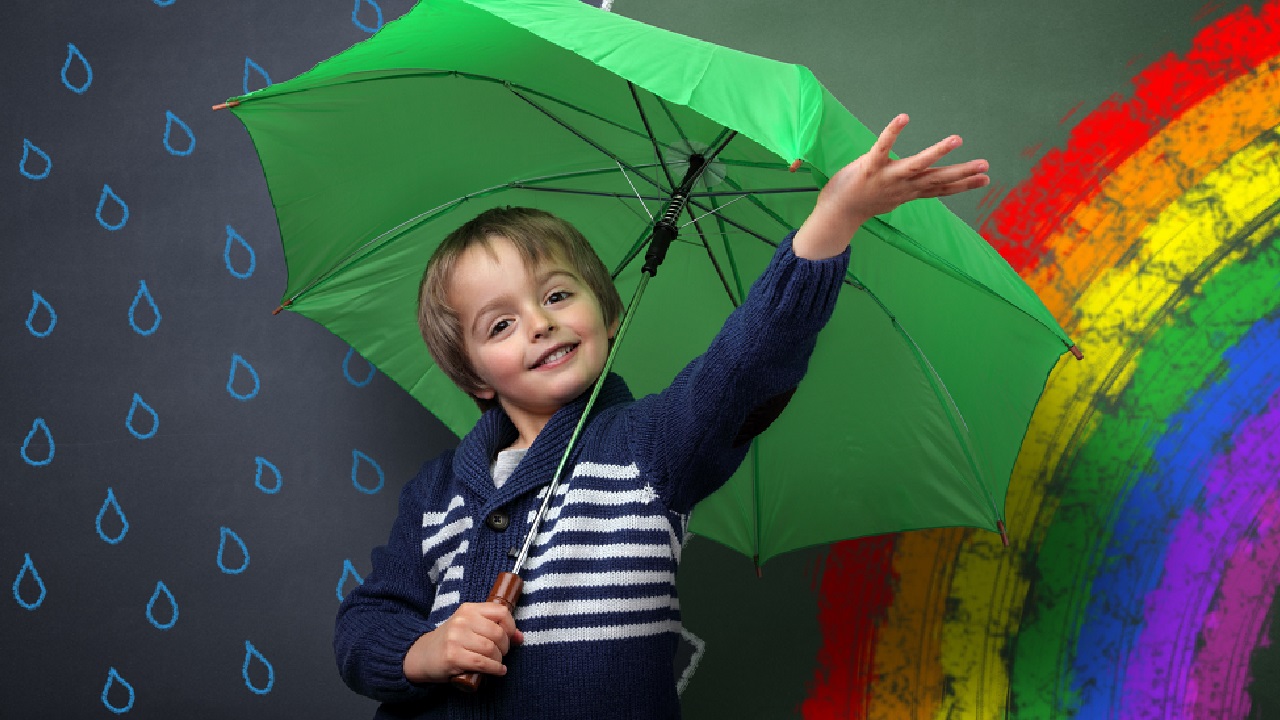 kisfiú esernyővel