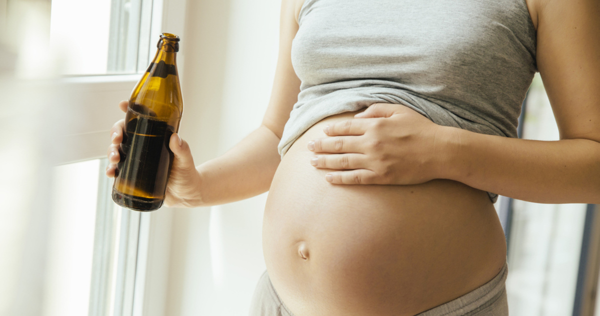 Terhes nő sörrel