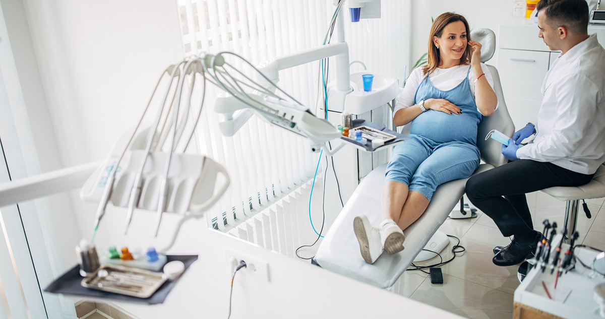 Terhes nő fogorovosnál