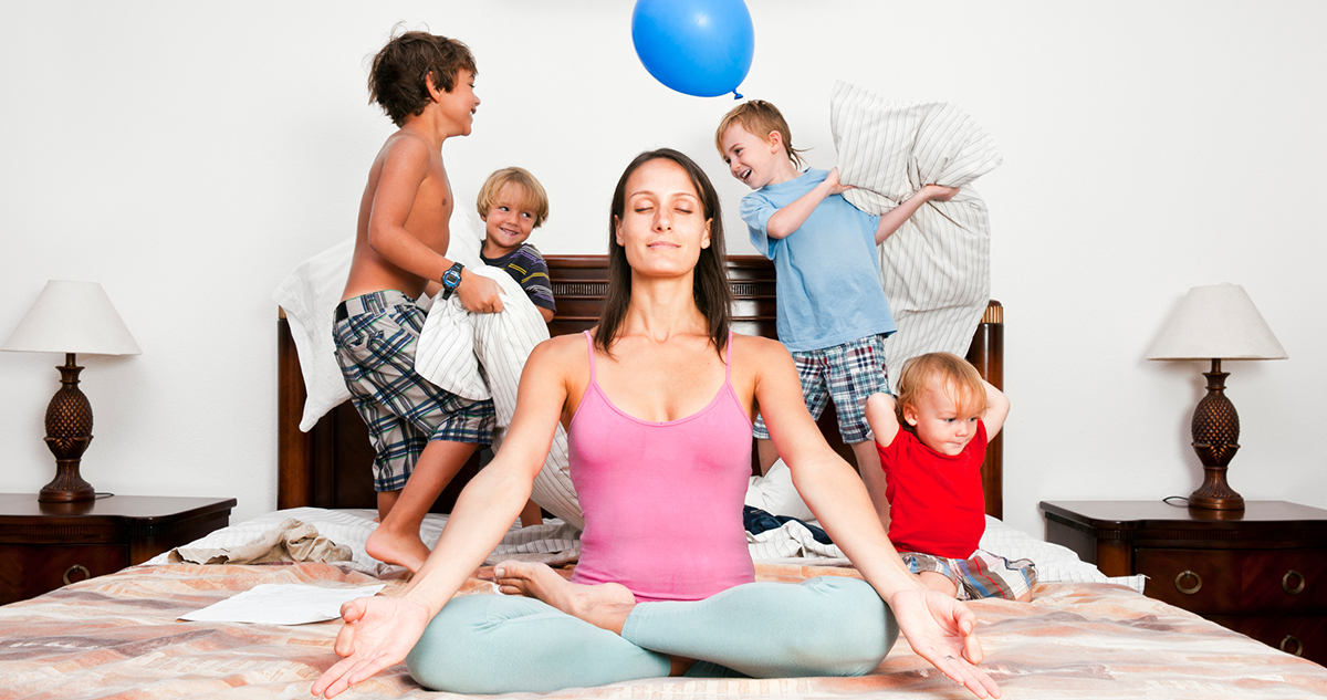 anya meditál párnacsatázó gyerekekkel